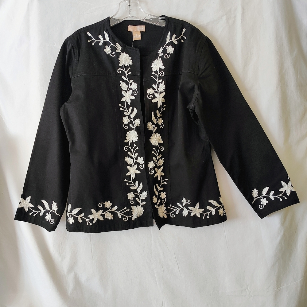 Sophisticated Black and White Blazer with Intricate Detailing